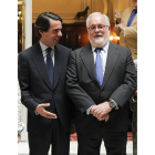 Aznar y Arias Cañete durante un acto celebrado ayer.