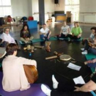 Teresa Gutiérrez, en el centro, participa en el taller de musicoterapia.
