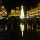 Las luces de Navidad de Astorga, aún visitables, se apagaron ayer a las 20.00 horas. JESÚS F. SALVADORES