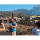 Curiosos y turistas se acercaron ayer hasta la zona de la erupción del volcán de Cumbre Vieja en El Paso, para hacer fotos y selfies. MIGUEL CALERO