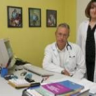 El doctor José Luis Conty, junto a su ayudante en la clínica municipal de salud deportiva