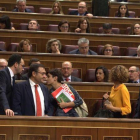 La bancada socialista se levanta tras el discurso de investidura de Mariano Rajoy.