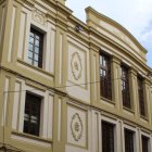 Parte superior de la fachada histórica del Teatro Gullón. DL