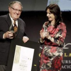 Fernando Díez, de Lácteas San Vicente, recibe de Silvia Clemente el Cincho al queso Conde Duque.