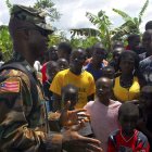 Un soldado liberiano da instrucciones a la población.