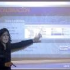 Una profesora explica sobre una Pizarra Digital Interactiva (PDI)