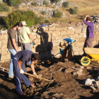 Un grupo de arqueólogos, trabajando en el yacimiento.