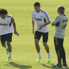 Marcelo, que volvió ayer a los entrenamientos, junto a Ronaldo y Mourinho.