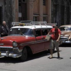 Un antiguo taxi en una calle de La Habana
