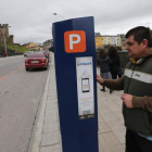Un usuario sacando un ticket de la ORA para estacionar su vehículo en la zona naranja.