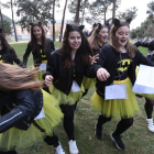 La búsqueda de premios movió en Ponferrada (arriba) a muchos jóvenes. Hubo fiesta en Bembibre (izda) y la Patrulla Canina estuvo en el Hospital L. DE LA MATA / CEBRONES