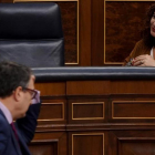 La ministra de Hacienda, María Jesús Montero, y el portavoz del PNV, Aitor Esteban, en el pleno del Congreso.