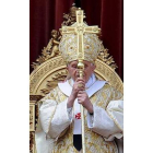 Benedicto XVI imparte la bendición 'Urbi et Orbi'.