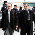 El ex vicealcalde de Valencia, Grau (izquierda), llega al edificio donde se celebra el juicio. cati cladera