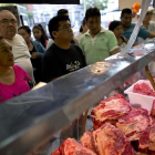 Unos clientes compran carne de vacuno en un mercado de Buenos Aires.