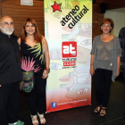 Manuel Sierra con miembros de Teloncillo Teatro y del Ateneo Cultural.
