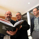 José Antonio Balboa, Joaquín Alonso y Eloy Algorri, con el libro antes de la presentación.