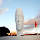 Vista de Julia, una escultura blanca de doce metros de altura instalada durante un año en la plaza de Colón. J.P.GANDUL