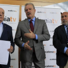 El presidente de la Academia de la Televisión, Manuel Campo Vidal, y el realizador Fernando Navarrete, codirectores del Debate 2016, junto al productor Pepe Carbajo, durante la rueda de prensa que han ofrecido para explicar los detalles del programa.