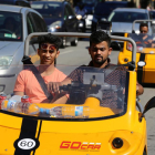 Turistas a bordo de los parlanchines vehículos de Go Car.