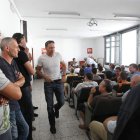 Los delegados sindicales informaron a los trabajadores ayer en asamblea.