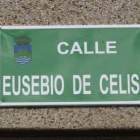 Placa dedicada al cura en los ochenta, que cambiará los apellidos