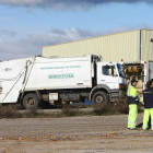 Camiones y trabajadores en el Centro de Tratamiento de Residuos. NORBERTO