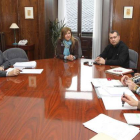 Téllez y Cortes (centro), con dirección y comité de FCC.