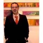El artista leonés Adolfo Álvarez Barthe junto a una de sus obras