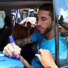 El jugador del Real Madrid Sergio Ramos firma autógrafos a sus seguidores.