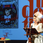 La periodista bañezana Roxanna Panero durante su discurso en el pregón del Carnaval que se celebró en el Teatro Municipal.A. R.