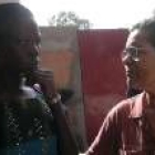 La misionera leonesa (derecha) con una colaboradora