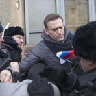 El opositor Alekséi Navalny, en el momento de ser detenido por policías, en Moscú