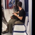 Un joven afilando un cuchillo mientras viajaba en Metro de Madrid.
