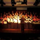Las tres corales cerraron el concierto cantando juntas