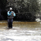 Un pescador en plena faena. La provincia de León cuenta con más de 3.000 kilómetros de ríos. MARCIANO PÉREZ