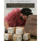 Uno de los productores artesanos de queso en la última feria de los Productos de León.