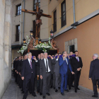 La procesión recorrió las calles de la parroquia de San Martín, con los braceros a cara descubierta. JAVIER SUÁREZ-QUIÑONES