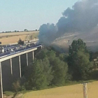 Colas en la autovía León-Benavente a consecuencia del incendio de un camión de galletas.