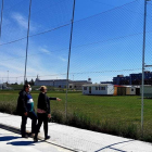 Carrera y Calderón, en la calle Las Petunias, viendo el camping. DL