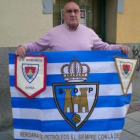 Nino, con los emblemas de sus dos ex equipos, delante de Casa Cubelos, hoy cerrada.