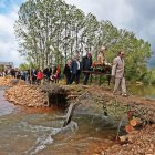 La reliquia de san Jorge cruza el Eria por el puente de palos y piedras.