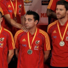 Xabi Alonso (derecha), al lado de Iniesta y Xavi.