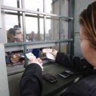 Un mujer compra entradas «oficiales» en la taquilla para el partido Cultural-Barça.