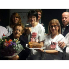 Miembros del Servicio de Nefrología del Hospital posan con Guadalupe para celebrar su cumpleaños