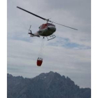 Un helicóptero trata de sofocar el incendio del pasado martes en Picos