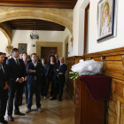El presidente y los diputados guardan silencio frente al retrato.