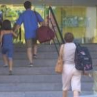 Una familia entra en un hotel ponferradino en la mañana de ayer