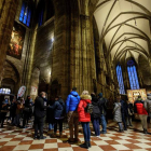 Colas en la Catedral en Viena (Austria) para la vacuna mientras los turistas visitan el templo. CHRISTIAN