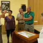 Los directivos de la Asociación Villameca, junto al plano del sumergido Oliegos.